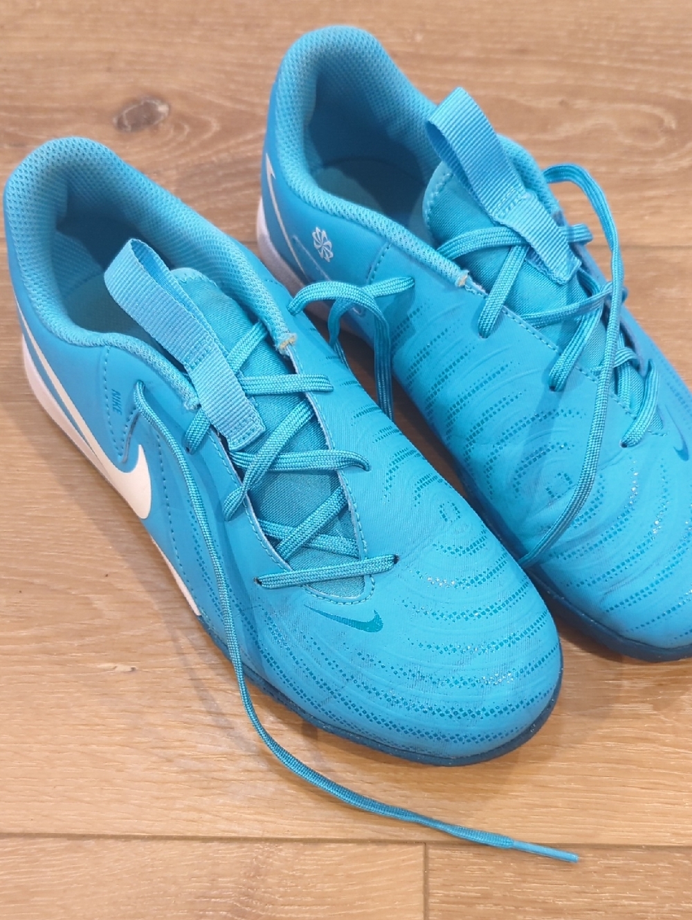 Nike Phantom indoor turf soccer shoes. Blue 3.5y Kids Boys Girls